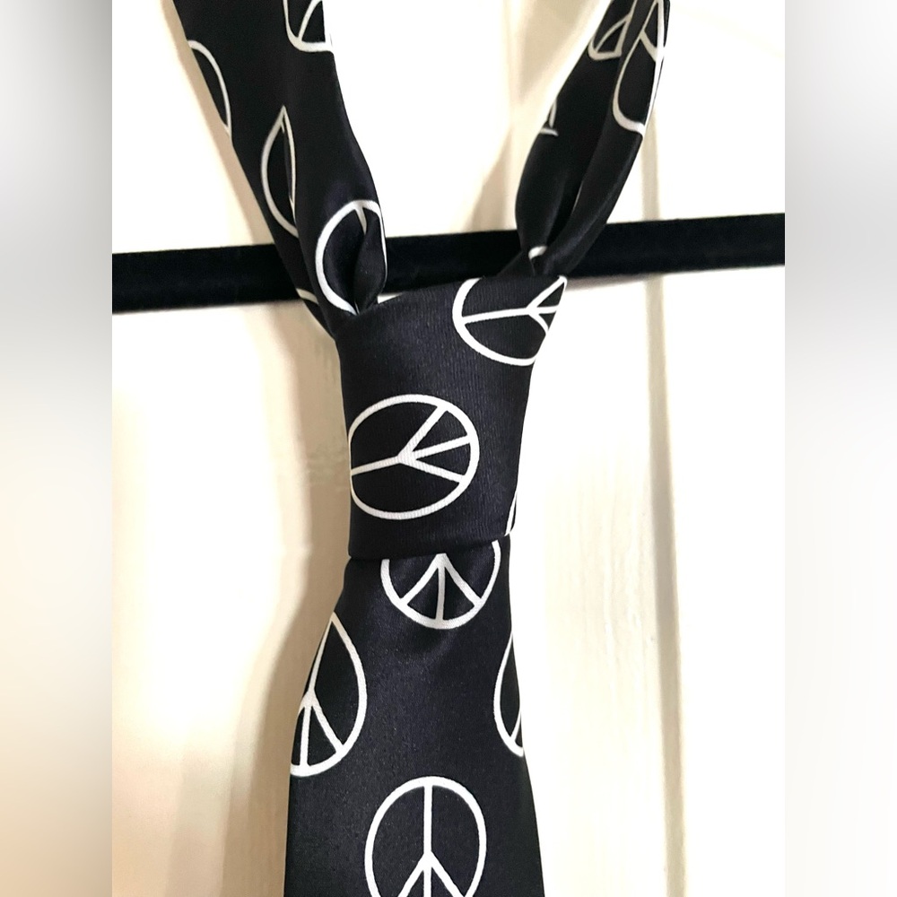 SALE! Give Peace a Chance Excellent Condition Black and White Peace Sign Tie